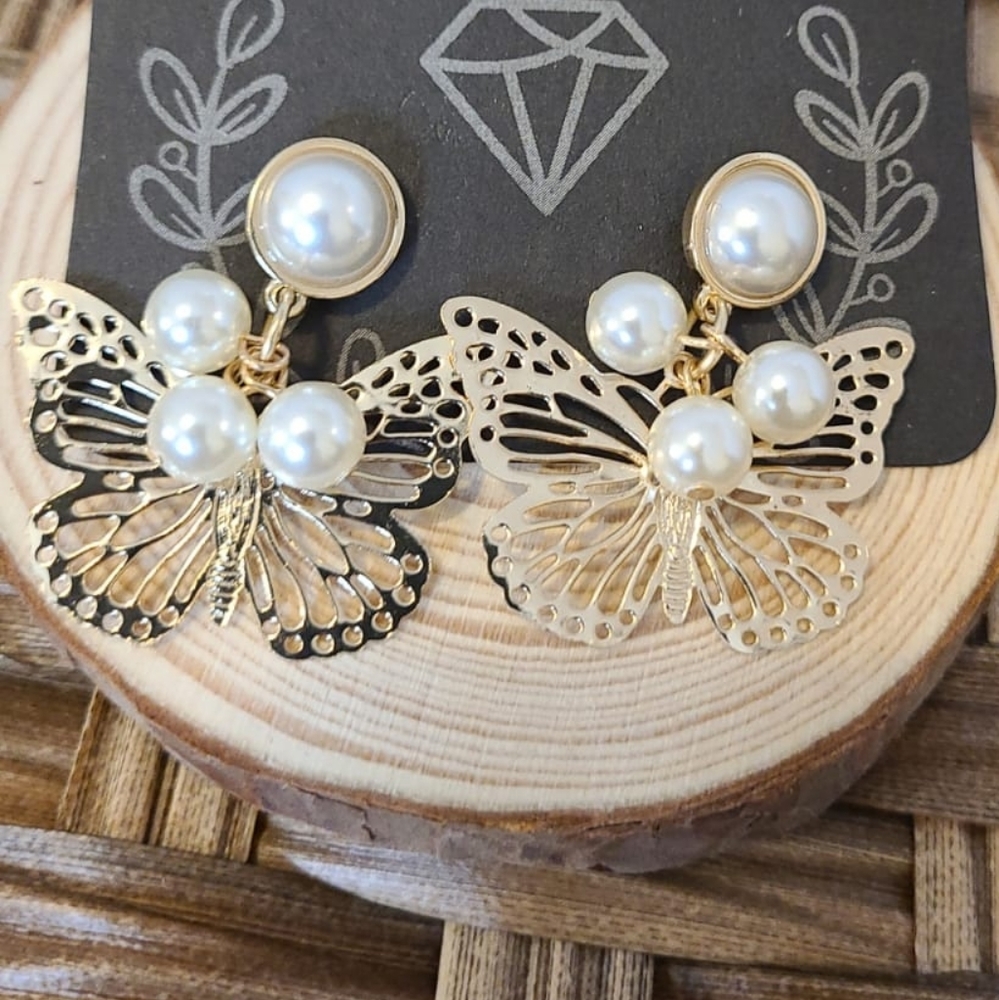 Butterfly pearls earrings